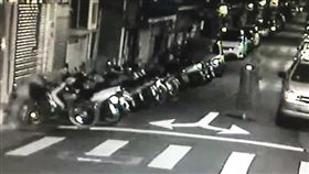 男子帶著寶特瓶準備前往前女友住處縱火。（圖／翻攝畫面）