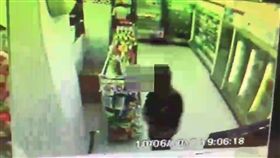 林男打開冰櫃將啤酒放進口袋後離去。（圖／翻攝畫面）