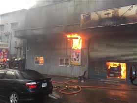 廠內濃煙伴隨著火舌不斷竄出。（圖／翻攝畫面）