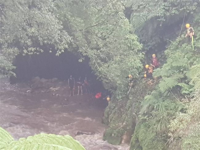 蚯蚓坑烤肉遇溪水暴漲　6人成功獲救