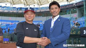 稻葉篤紀和洪一中、林振賢教練合影。（圖／記者王怡翔攝）