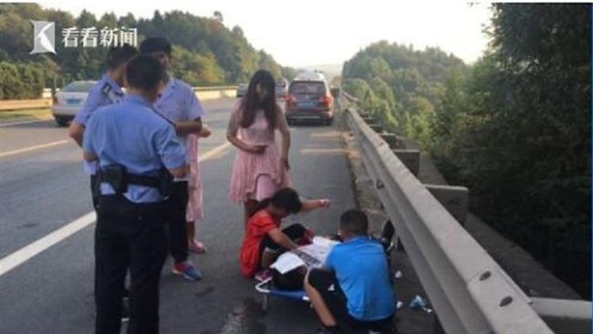 翻越護欄小便不慎踩空　妻小撫屍痛哭