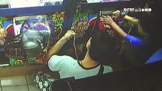 父母用衣架偷娃娃　2個孩子跟著學！