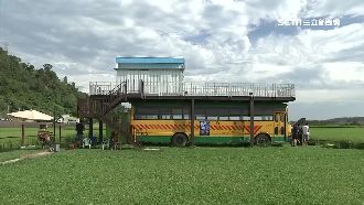 「忘憂谷巴士」黑布掀了　遊客爭拍照
