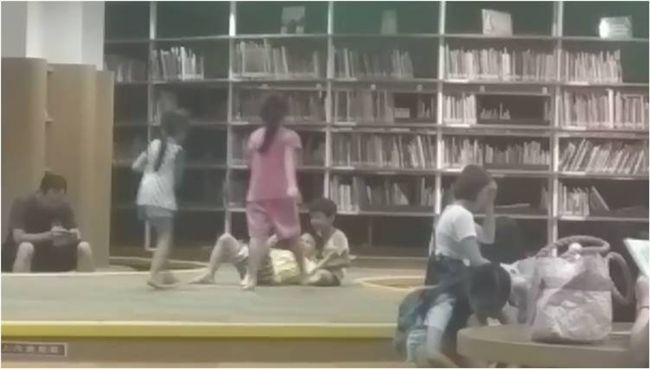 家長放任不管…屁孩把圖書館當遊樂場