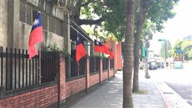 建中生將國旗插回南海路(臉書 https://www.facebook.com/permalink.php?story_fbid=1722890471352464&id=100008945832364&pnref=story)