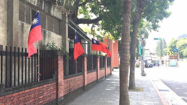 國旗插回南海路　建中生重現雙十旗海
