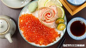 澄食小人屋與17Life合作推出加量3倍鮭魚卵之玫鮭魚卵丼，加量3倍的鮭魚卵搭配捲成玫瑰型壯的金黃炙燒厚片鮭魚，一碗吃到兩種鮮味！（圖／17Life提供）