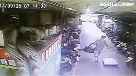 王姓慣竊隨機打開路旁轎車車門，竊走公視30萬元的訂製戲服，並以1千元賤賣，警方循線將他逮捕，訊後依竊盜罪函送法辦（翻攝畫面）