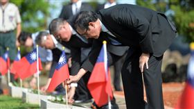 馬英九為烈士插國旗由旅美退休航空工程師王立楨等人發起，插國旗紀念烈士的活動，9日在碧潭空軍烈士公墓舉行，前總統馬英九（前）也出席活動，並在每位烈士的墳前插上中華民國國旗。中央社記者孫仲達攝　106年10月9日