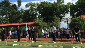 馬英九前往新店碧潭空軍公墓參加插國旗紀念烈士活動。翻攝馬英九臉書