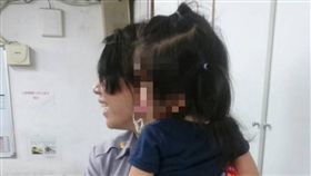 李男女兒不哭不鬧地被女警抱著。（圖／翻攝畫面）