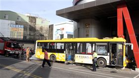 台南公車路口失控自撞　7人輕重傷（1）一輛大台南公車9日上午行經台南市新營區中山路與民族路口時，突然失控撞上號誌燈柱、路邊消防栓、最後撞上一家證券行外的鋼柱後停下，車上7人輕重傷。中央社記者楊思瑞攝　106年10月9日
