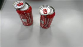 徐男將毒品藏在啤酒罐中。（圖／翻攝畫面）