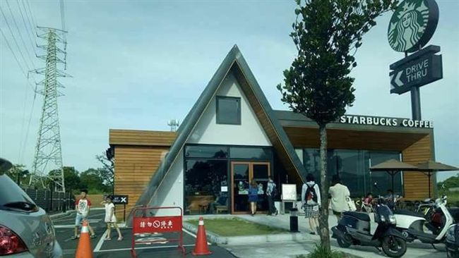 超跑車主燒胎　最美星巴克禁停車拍照