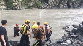 消防人員駕纜繩救援中。（圖／翻攝畫面）
