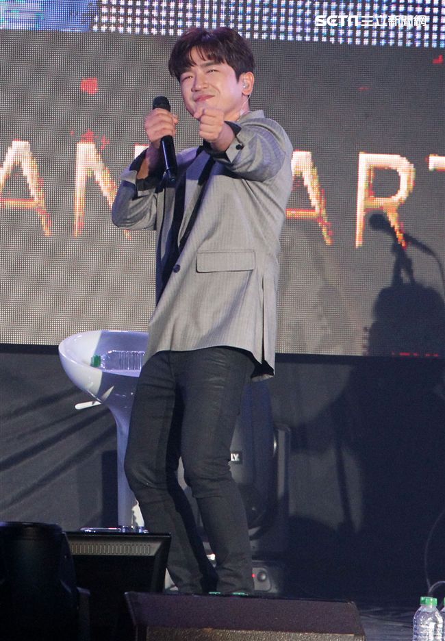 神話成員李玟雨接力來台，與粉絲一起慶祝國慶。（記者邱榮吉/攝影）