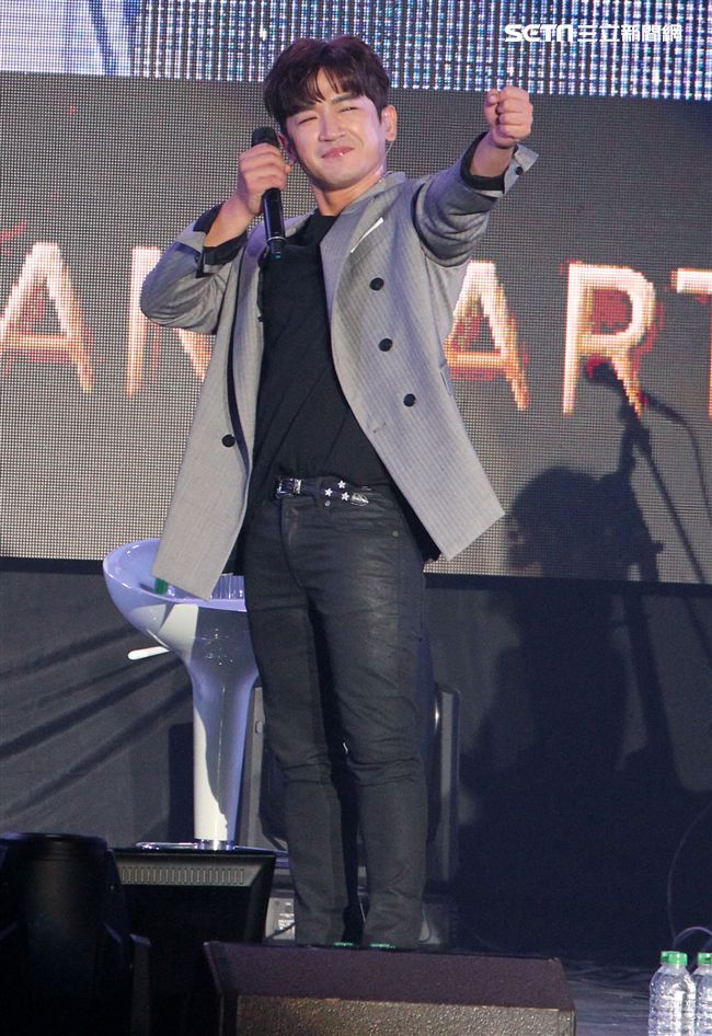 神話成員李玟雨接力來台，與粉絲一起慶祝國慶。（記者邱榮吉/攝影）