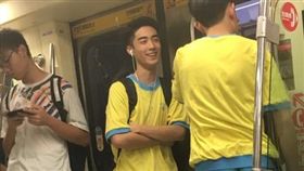 捷運遇薇閣高中「濃眉鮮肉」　男女通殺...網狂喊：我可以❤
圖／PTT