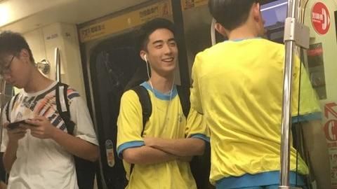 捷運遇天菜鮮肉　網暴動：被電到不行