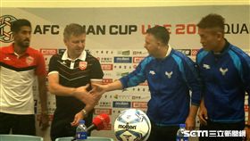 ▲中華與巴林總教練先禮後兵。（圖／記者林辰彥攝影）