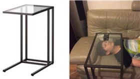 手機,邊桌,IKEA,桌子,沙發,瞻仰遺容,手機架,低頭族　圖／翻攝自爆笑公社