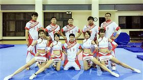 清大啦啦隊國慶演出　旗袍領成亮點國立清華大學競技啦啦隊受邀在106年國慶大典表演，女生隊服特別採用啦啦隊少見的旗袍領，搭配雲紋、騰龍等中式圖樣，紅金配色格外亮眼。（清大提供）中央社記者陳至中傳真　106年10月9日