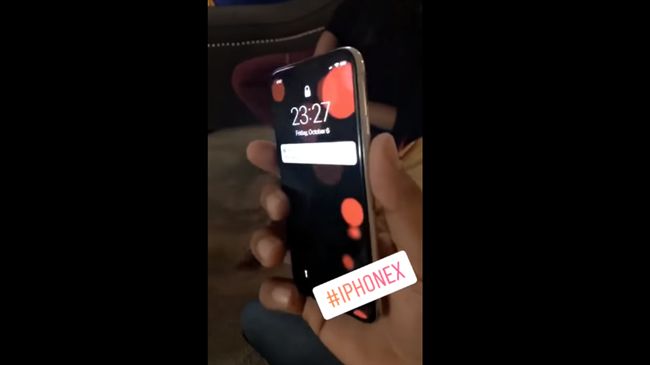 iPhoneX實機現身　神秘人把玩