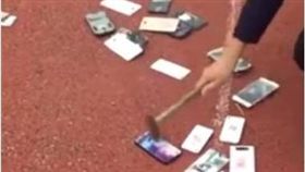 手機,銷毀,破壞,中國,大陸,學校,河南,槌子　圖／翻攝自梨視頻