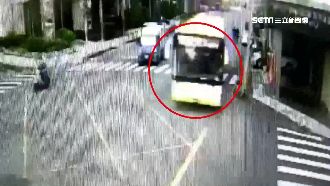 公車撞上證券行　6乘客彈飛影像曝光