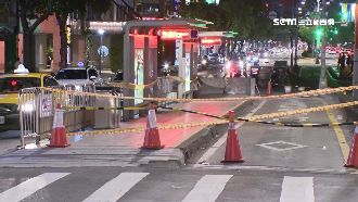 機車疑快車道超車　擦撞公車卡車底