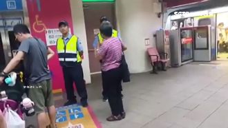 等電梯插隊遭制止　婦嗆「叫警察來」