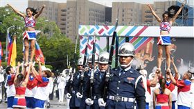 國軍儀隊與啦啦隊共同演出106年國慶大會8日在總統府前進行預演，大會將傳統結合新意，國軍儀隊搭配世新大學、輔仁大學啦啦隊共同演出，活力四射。中央社記者施宗暉攝　106年10月8日