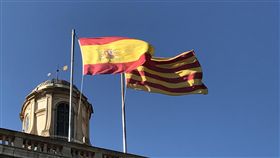 加泰隆尼亞脫西危機  未來幾天是關鍵加泰隆尼亞自治區政府與中央政府持續對立，區議會預計於10日開會，可能替宣布獨立鋪路，將是事態發展關鍵時刻。圖為加泰隆尼亞區政府建築頂端旗幟。中央社記者曾依璇巴塞隆納攝   106年10月9日