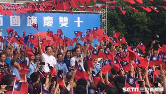 旗海飄揚慶國慶！朱：國旗在胸前心中