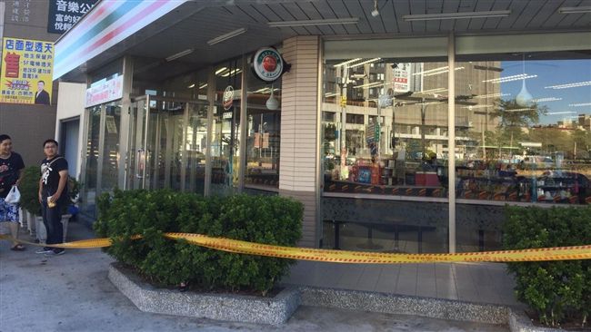 超商店員胸口遭捅刀　棄屍人行道草叢