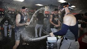 ▲太空人噴香檳。（圖／美聯社／達志影像）