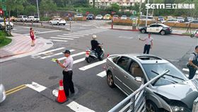 台北市內湖區康寧派出所門口發生擦撞車禍，其中一輛轎車直接撞上派出所圍牆（翻攝畫面）