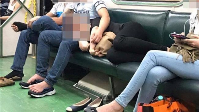 移工把台鐵當自己家　脫鞋摳腳甜補眠