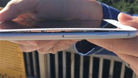 翻攝Reddit iPhone 8 Plus　電池　膨脹