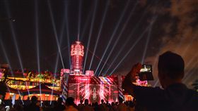 總統府古蹟建築光雕絢爛吸睛　民眾記錄「祈求吉慶–總統府古蹟建築光雕展演」7日晚間正式在總統府前廣場登場，絢爛燈光吸引民眾拿出手機錄下難得一見的總統府。中央社記者王飛華攝　106年10月7日