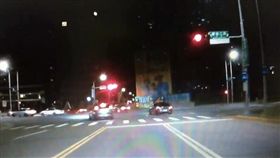 群眾駕車違規闖紅燈左轉。（圖／翻攝畫面）