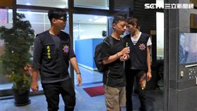 黃男在早餐店用餐時，瞥見一旁小孩在玩手機，他便直接搶走逃離現場，母親趕緊到派出所報案，警方根據手機定位功能，找到人在西門町獅子林大樓的黃男，迅速將他逮捕歸案（翻攝畫面）