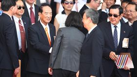 蔡總統向宋楚瑜握手致意中華民國中樞暨各界慶祝106年國慶大會10日在總統府府前廣場登場，總統蔡英文（背對者）在活動結束後，向親民黨主席宋楚瑜（左3）握手致意。前右2為副總統陳建仁、前右為前總統馬英九。中央社記者徐肇昌攝　106年10月10日