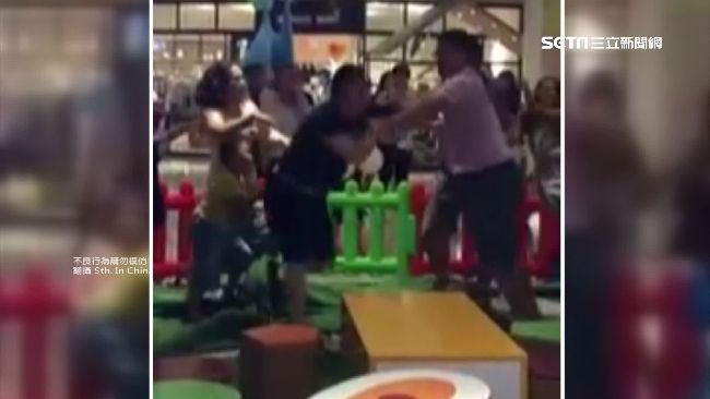 小孩搶玩具　遊戲區竟變家長互毆擂台