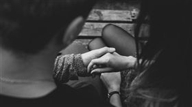 情侶,男女朋友,牽手,交往／pexels