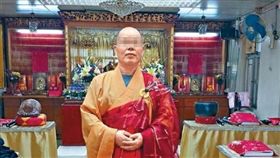 香港屯門仁慈寺方丈法號界修，因涉嫌性侵女信徒遭逮。（圖擷取自《星島日報》）