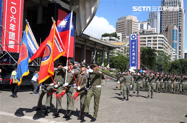 「愛國旗愛國家」國慶大會在國父紀念館登場。（記者邱榮吉/攝影）