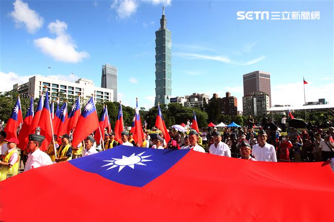 「愛國旗愛國家」國慶大會在國父紀念館登場。（記者邱榮吉/攝影）