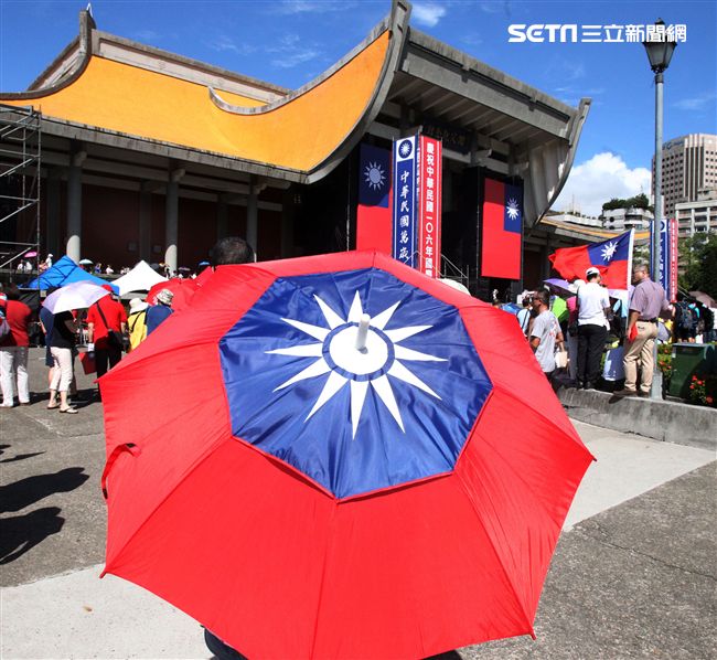 「愛國旗愛國家」國慶大會在國父紀念館登場。（記者邱榮吉/攝影）